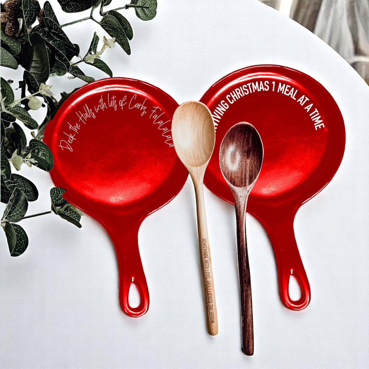 Red ceramic spoon rest
Holiday kitchen tools
Christmas counter decor
Festive cooking accessories
Microwave safe ceramics